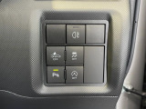 【スマートアシスト】走行中に前方の車両等を認識し、衝突しそうな時は警報とブレーキで衝突回避と被害軽減をアシスト。より安全にドライブをお楽しみいただけます。