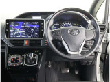 高いホールド性で運転姿勢が安定します。長距離ドライブでも疲れにくいのが魅力です。快適なドライビングライフをお送りください♪