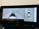 パノラミックビューモニターを装備。駐車場や交差点でクルマを真上から見るように周囲を確認できます。機能の詳細は販売店スタッフまでおたずねください。