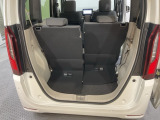 後席のシートをスライドさせると荷室空間を広げられます