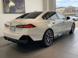リアデザインはワイド感があり、BMWらしい安定感と高級感を演出します。