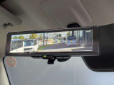 デジタルルームミラー搭載で、車の後方に設置されたカメラ映像を映し出してシートバックやヘッドレスト、同乗者に視界が遮られることがなく視認性が非常に良いです