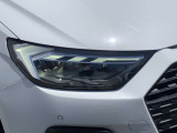 視界を鮮明に照らすだけでなく、対向車への配慮と最適な視界を両立し、ダイナミックインジケーターの流れるような輝きが、夜の街並みに先進性と知性を描き出します。