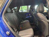 メルセデスのシートは少し硬めになっております。長時間の運転の際、適度な反発があることでお尻や腰の負担を減らす効果が御座います。