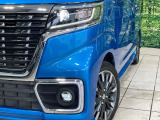 【LEDヘッドライト】悪天候や夜間走行時も良好な視界を確保し安心して運転できる高輝度LEDヘッドライトを装備!点灯速度が早く、消費電力も抑えられています。