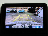 バックカメラの画像です。ガイドラインがスムースな車庫入れをサポートいたします。車庫入れの安心感がアップしますね。