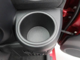カップホルダーは運転席や助手席からちょうど手の届く位置です!!