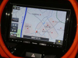【8インチ】目的地を設定すれば、初めての場所でも簡単に行くことが出来ます。(音楽だって聴けちゃいます。)今や欠かせないアイテムですね。カーナビと共に楽しいカーライフを送って下さい!