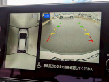 アラウンドビューモニター。上空から見下ろしているかのような映像を映し出して周囲を確認し、スムースな駐車をアシストします。