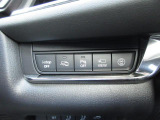 こちらのお車には先進安全装備が多数搭載されています。衝突被害を回避あるいは軽減するためのブレーキや、後方死角からの接近警報、車線逸脱を防止する警報装置など、詳しくはスタッフまでお尋ねください。