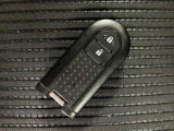 電子カードキーを携帯していれば、ドアハンドルやバックドアのリクエストスィッチを押すだけでドアの施錠、開錠が行えます。電子カードキーがないとエンジンが始動しない、盗難防止に役立つイモビライザー機能付
