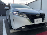 LEDヘッドライトはハロゲンランプの約2倍の光量で明るく遠くを照らし、夜間走行時の視認性を高めます。さらに長寿命や省電力、スタイリッシュな印象も際立たせます。