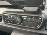 【オートエアコン】一度お好みの温度に設定すれば、車内の温度を検知し風量や温度を自動で調整。暑い&hellip;寒い&hellip;と何度もスイッチ操作をする必要はありません。快適な車内空間には必須の機能ですね♪