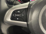 ステアリングスイッチ付きで、運転中に視線を前に向けたまま操作できます。