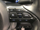 【ステアリングスイッチ】右です。ステアリングから手を離さず、運転に集中したまま手元でマルチインフォメーションディスプレイ内の表示切替などができます。
