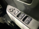 【電動格納ミラー】サイドミラーは電動格納式となっており、狭い駐車場でもキズがつくリスクを抑えられます。