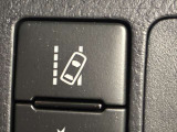レーンディパーチャーアラート付です。ウインカーを出さずに車線を逸脱しようとすると、ブザーとディスプレイで注意喚起し、ステアリング制御が作動しドライバーに車線逸脱防止を促してくれます。