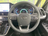 インテリアに合わせたデザインのステアリングは、運転される方のことも考え、運転しやすい形状、大きさです。是非一度、実際に触ってお確かめください。