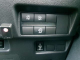 両側オートスライドドア付き車です。小さなお子様でもボタンひとつで楽々乗り降りができます。ハンズフリーオートスライドドア付きなので両手が塞がっていても片足でドアの開閉ができてとても便利です。