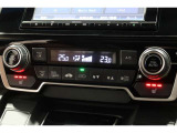 運転席と助手席の温度設定の変更が可能な左右独立タイプのデュアルエアコンです♪♪♪暑がりな人・寒がりな人も誰もが車内を快適にお過ごしいただけます♪♪♪