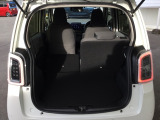 後席は分割可倒式で、用途に合わせてアレンジ可能。荷物の量や乗車人数に応じて柔軟に使える便利なシートです。