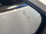 【ブラインドスポットワーニング】走行中、ドアミラーの死角になりやすい箇所に後続車が接近するとサイドミラー付近に警告を表示、ドライバーに注意喚起をしてくれます。
