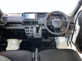 運転席周りのレイアウトをご覧ください。ナビゲーションが綺麗に装着されすっきり収まってますね!