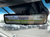 【デジタルルームミラー】車両後方カメラの映像をルームミラーに映すことが出来ます。 そのため、後席に人や荷物があって後方が見えづらい場合でもしっかり視界を確保することが出来ます。