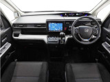 視界広々で運転しやすくロングドライブでも疲れを感じさせないすっきりとまとまったインパネ周りです。