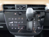 電動パーキングブレーキとブレーキオートホールド  タッチパネル式のオートエアコンです。平面なのでお掃除のふき取りもしやすいですよ。