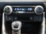 左右独立温度コントロールフルオートエアコンです。運転席、助手席それぞれで独立して温度設定ができます。冷え性の方が乗っても安心ですね♪