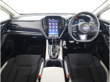 視界の良さが魅力の運転しやすいコックピット。シンプルで操作性に優れたインパネデザインと、SUBARUならではの安全性能への徹底したこだわりが光る視界設計です。