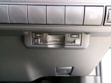 ETC車載器を装備しています。高速道路の料金所もストレスなく通行できます。すっきりとしたビルトインタイプですよ。