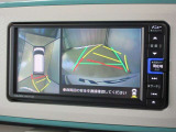 パノラミックビューモニター付きです。車両を上から見たような映像をナビゲーション画面に表示。運転席からの目視だけでは見にくい、車両周辺の状況をリアルタイムでしっかり確認できます。