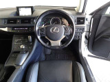 革巻きステアリングで快適な操作性の運転席です。