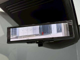 インテリジェントルームミラー搭載で、車の後方に設置されたカメラ映像を映し出してシートバックやヘッドレスト、同乗者に視界が遮られることがなく視認性が非常に良いです