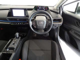 革巻きステアリングで快適な操作性の運転席です。
