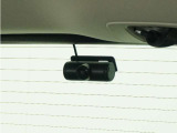 ◆車内カメラ◆前方・後方はもちろん、車内向きのカメラでも記録。左右をワイドに撮ることができ、幅寄せや側面衝突、威圧的なドライバーの危険行為など、クルマ周囲のトラブルもしっかり記録できます。