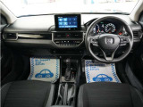 運転にかかわる様々な操作を安全に行えるように視点移動が少なく、操作性に配慮されたスイッチ類が凝縮されたコクピットです。