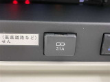 充電用USB端子付き。スマートフォンなどの充電に便利です。