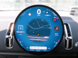 ◆インスツルメント・パネルのエレガントなデザインは、BMW特有の水平ラインで構成され、室内空間に端正な印象をもたらします。人間工学に基づいてレイアウトされた重要な操作系統は、直観的な操作が可能です◆