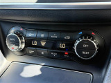 【左右分離型フルオートエアコン】運転席と助手席でそれぞれお好みの温度設定が可能で全席にも適切な空調をお届け致します。