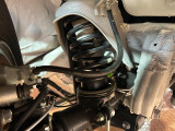 お車を安心してお乗りいただく為には、足回りの定期点検が欠かせません。サービスサポート(有償保証)では無料点検もご提供しており、安心のカーライフをお過ごしいただけるサポート体制が整っています。
