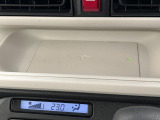 置くだけ充電器です!ワイヤレスでスマートフォンを充電できますよ♪