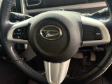 【ステアリングスイッチ】が付いており運転中に前方から目線をそらすことなくオーディオ等の操作が可能なので安心・快適にカーライフをお楽しみいただけます。