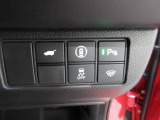 パワーテールゲートの開閉、横滑りを防ぐVSA等のスイッチ類は運転席の右側、手の届きやすい位置にあります。