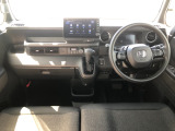 【インパネ全体】手が届きやすく、どなたでも運転しやすいです。シンプルで使いやすい設計になっています!