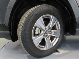 トヨタ純正アルミホイール。タイヤサイズは、225/65R17です。