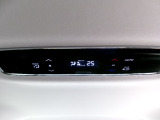 リア席専用のエアコンを装備しております。
