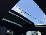 ガラスルーフで車内も明るくなります!ルーフを開放するととても気持ちが良いですね!